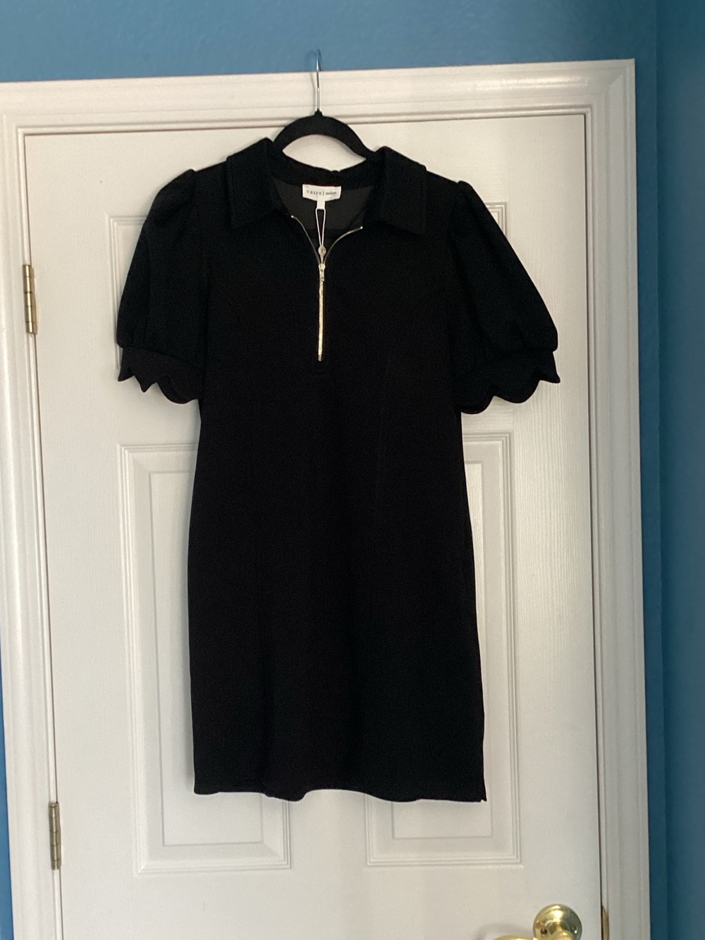 entro Black Puff-Sleeve Polo Dress with Gold Zip